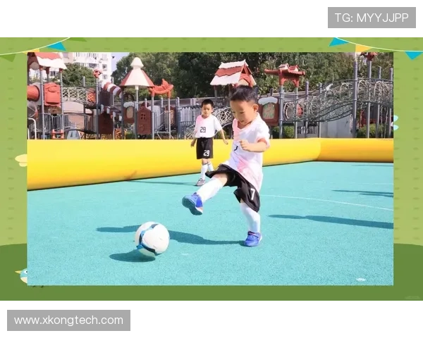 两小孩热情点名心目中的足球明星展现童真与梦想