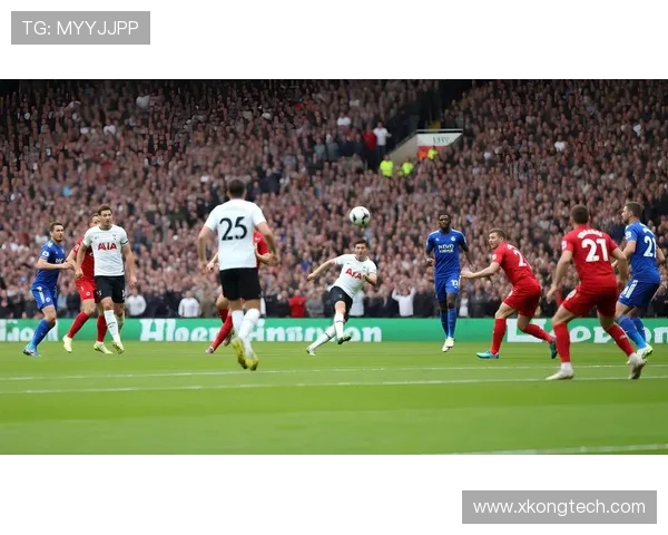 足球明星在绿茵场上展示踢飞盘的精彩瞬间与技巧魅力