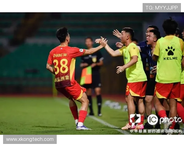 足球明星接受队友亲密采访展现友谊与默契的温馨瞬间