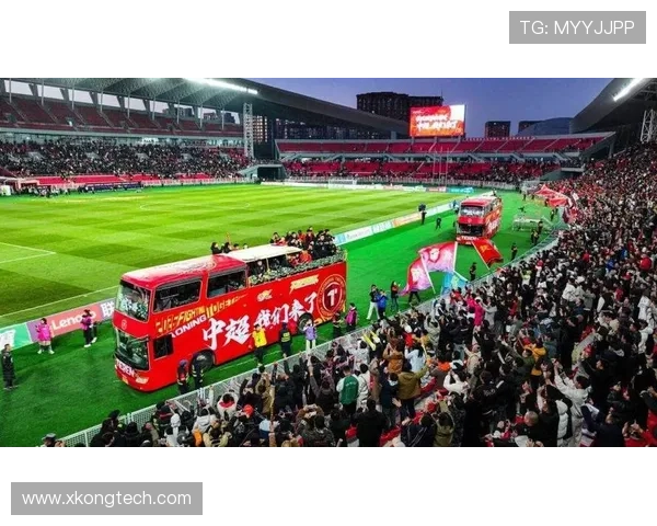 足球明星赛场上展现舞姿激情四溢引发球迷热烈欢呼与赞叹