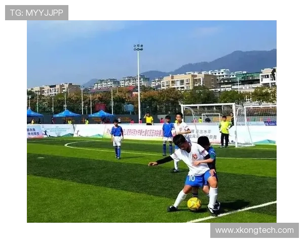 两兄弟携手追梦足球场共同奋斗成就足球明星之路